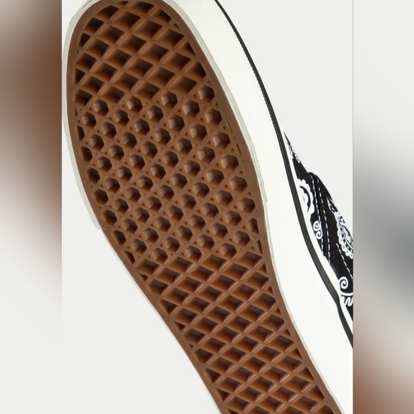 NWT Brand New Vans Black And White Paisleys Slip On Shoes. Various Sizes